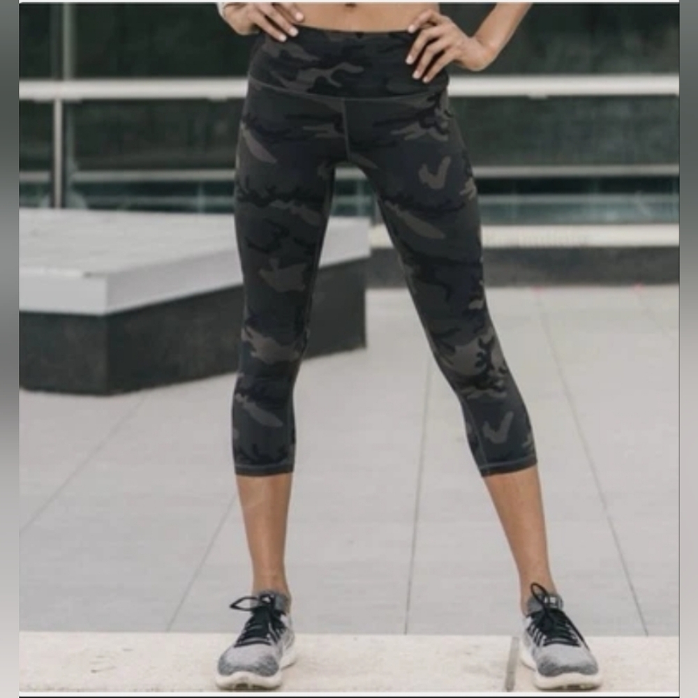 Zyia Active Forest Camo Luxe Hi-Rise Capri 20" Size 2